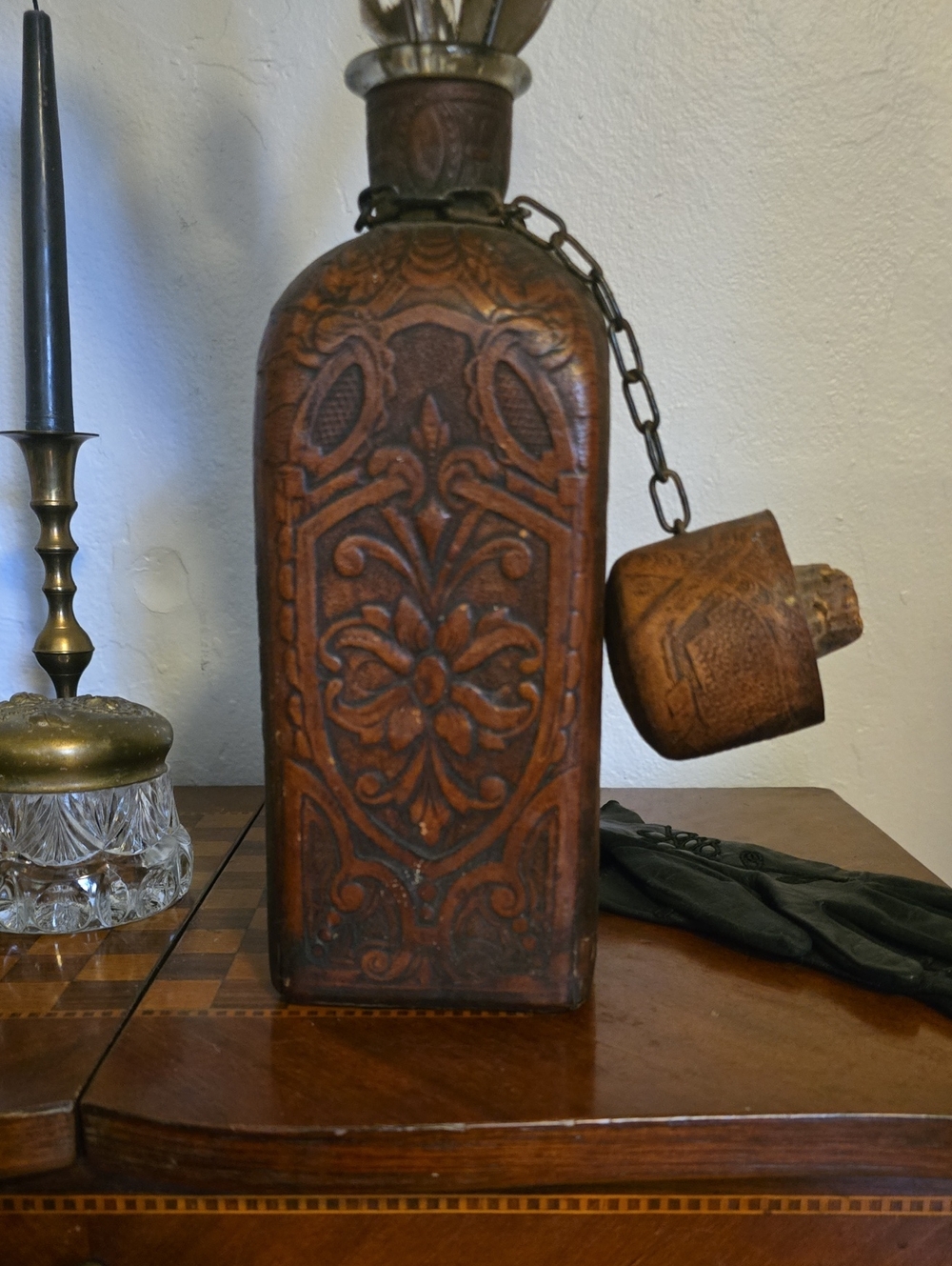 Gothic Leather-Embossed Brown Decorative Bottle with Chain Stopper